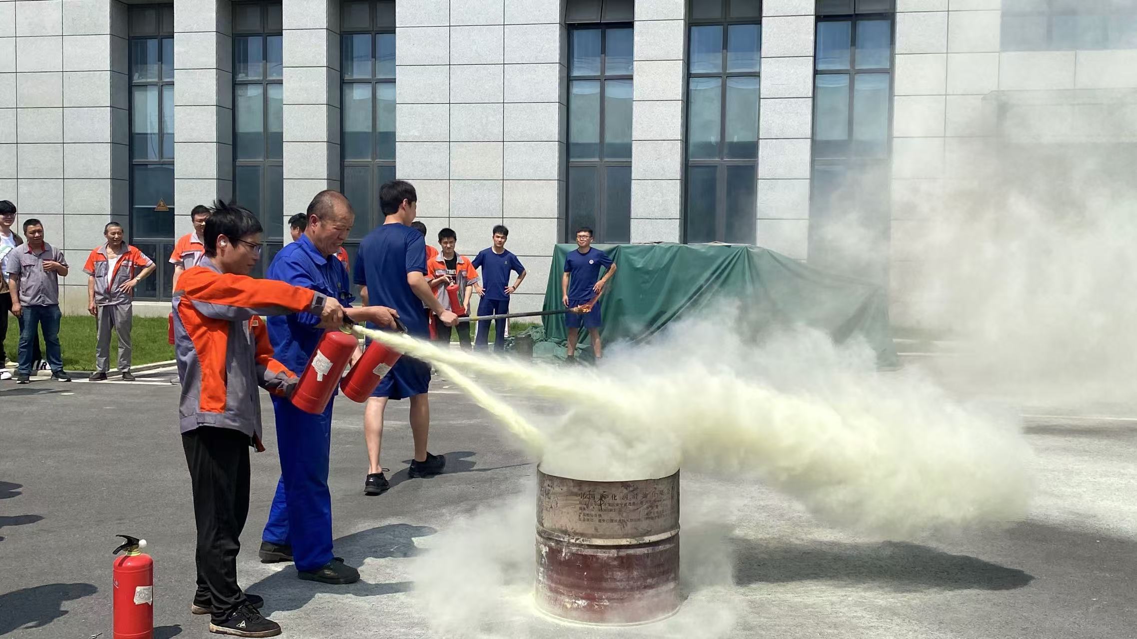 爭(zhēng)分奪秒，守護(hù)安全！新發(fā)現(xiàn)開展消防演習(xí)全力筑牢 “安全網(wǎng)”